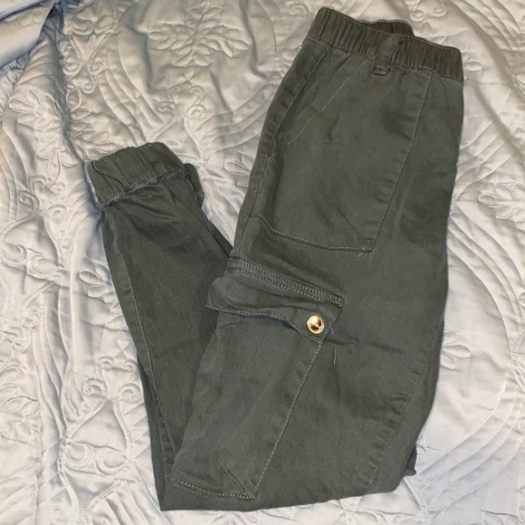 Green colored Cargo jeans - Picture 2 of 4
